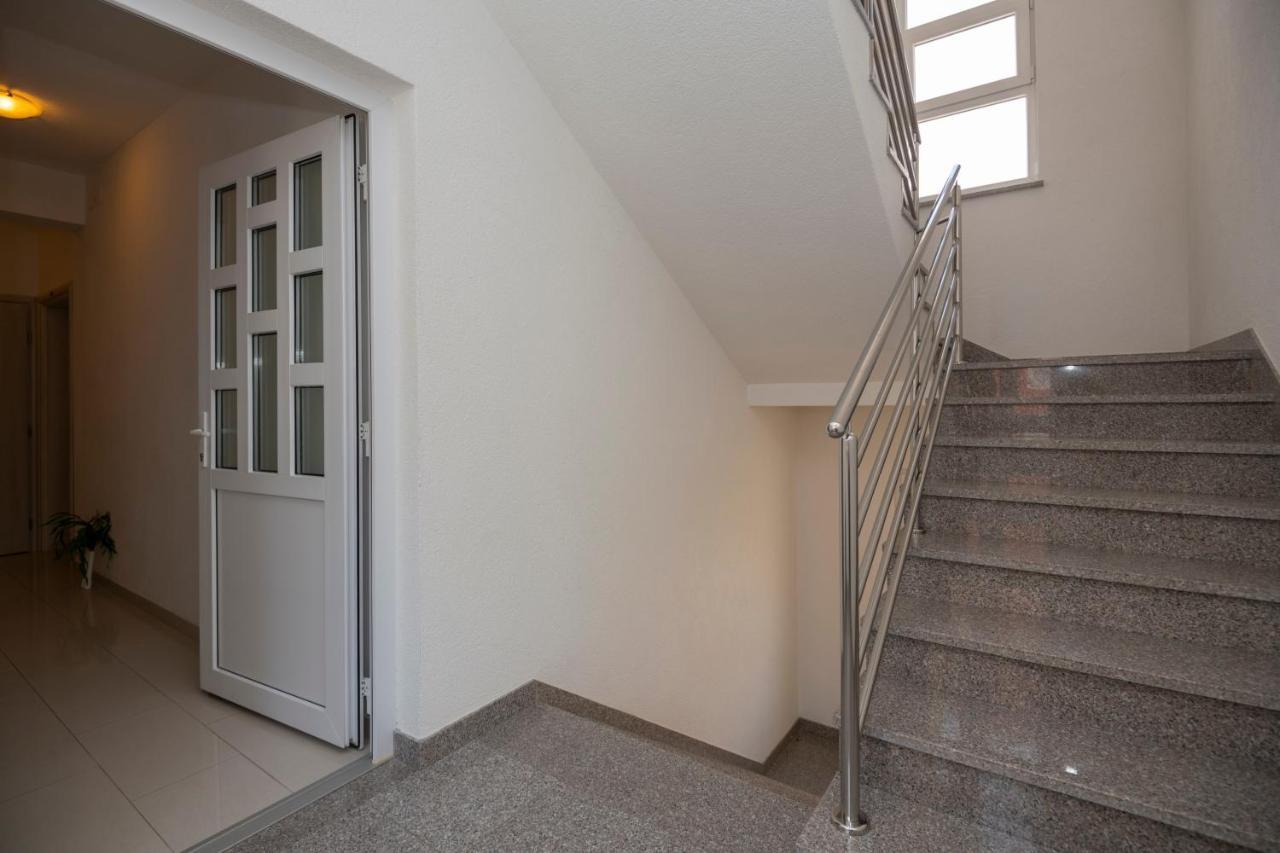 With Big And Free Private Parking Apartment Makarska
