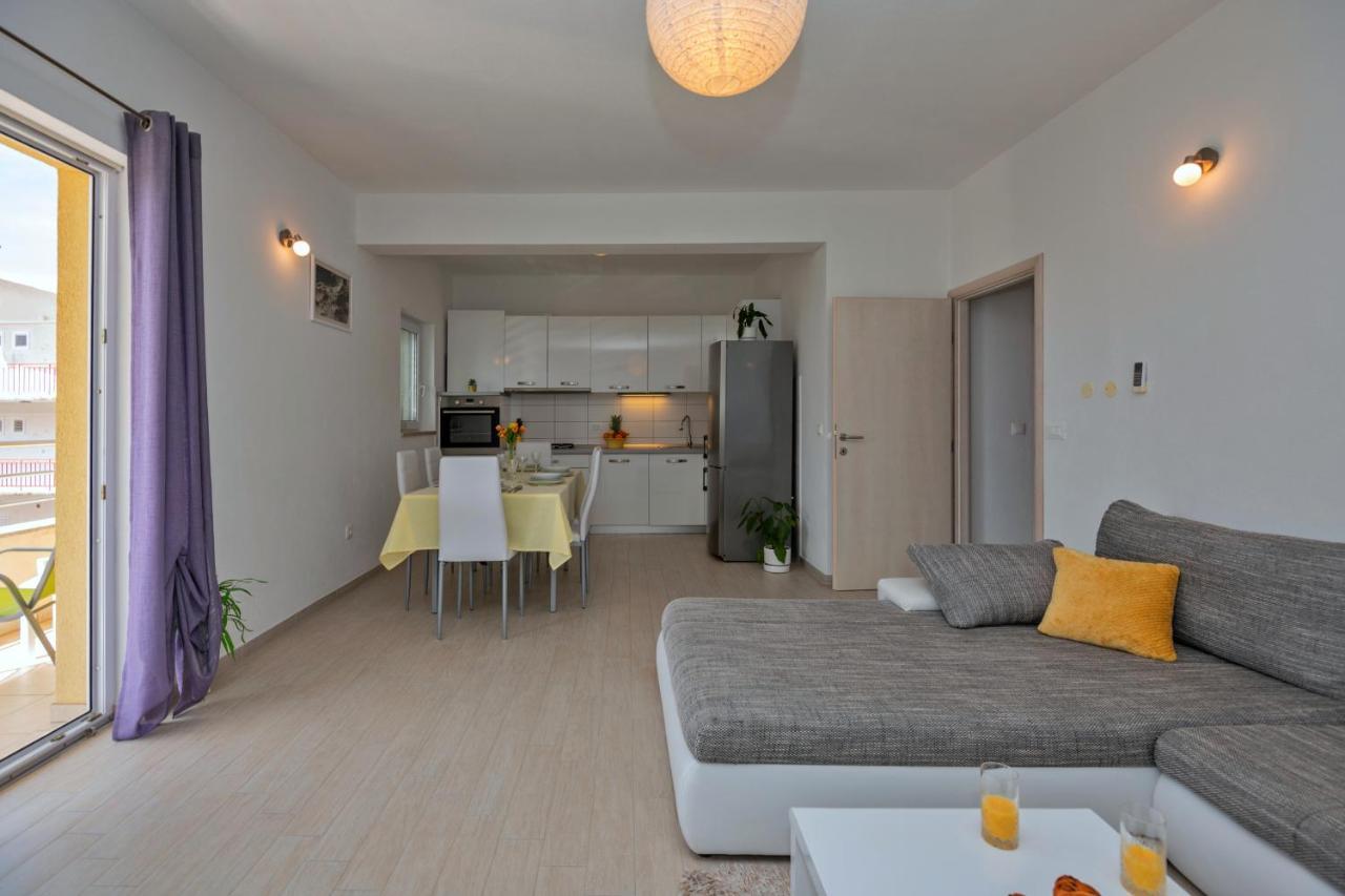 Apartament With Big And Free Private Parking Makarska