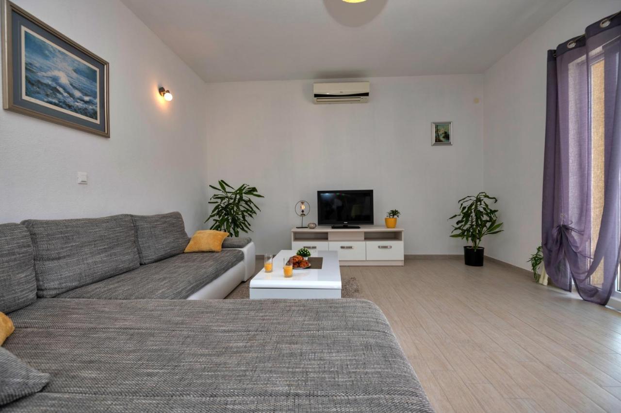 Apartament With Big And Free Private Parking *