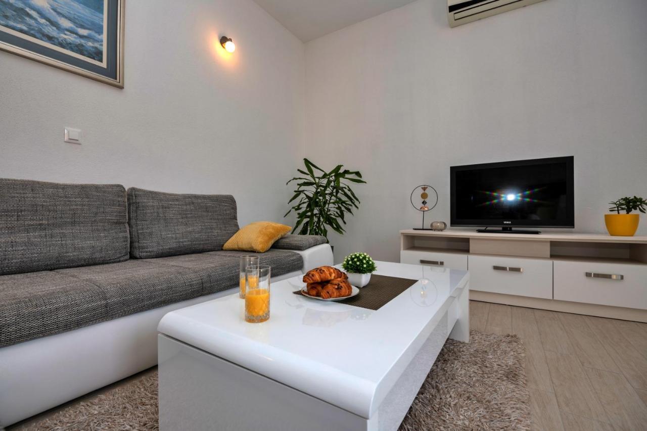 With Big And Free Private Parking Apartment Makarska