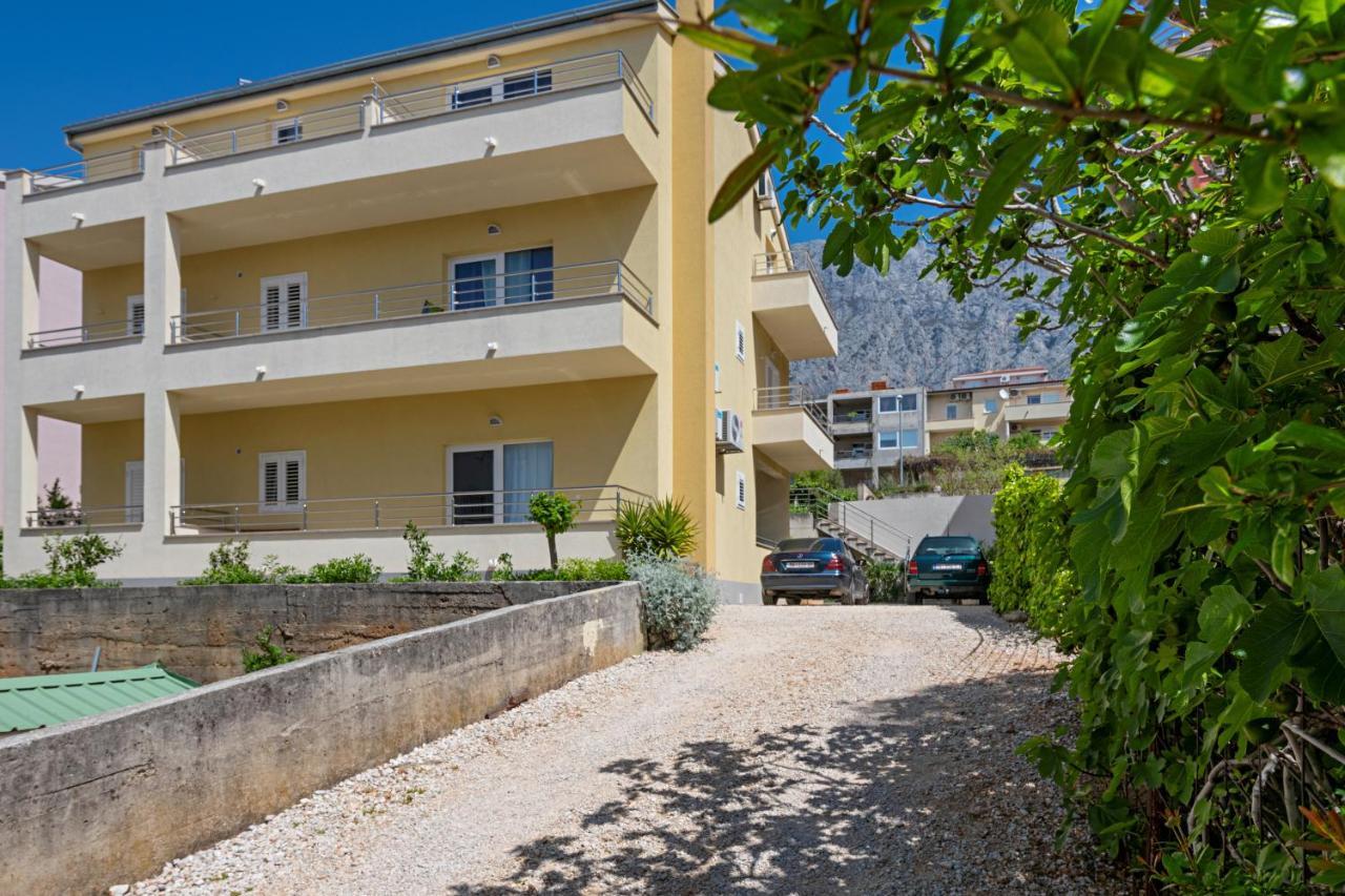 With Big And Free Private Parking Apartament