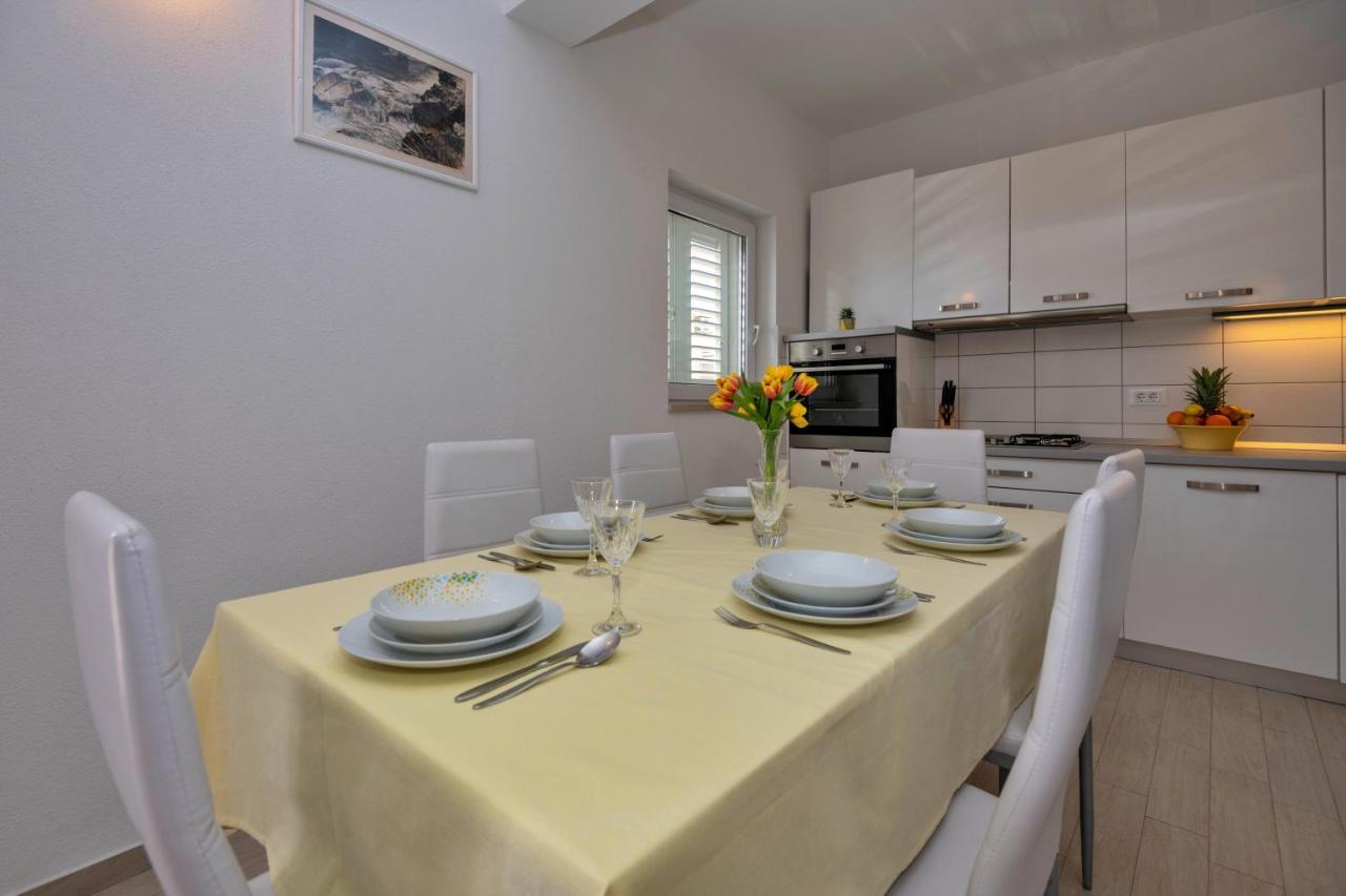 With Big And Free Private Parking Apartament Makarska