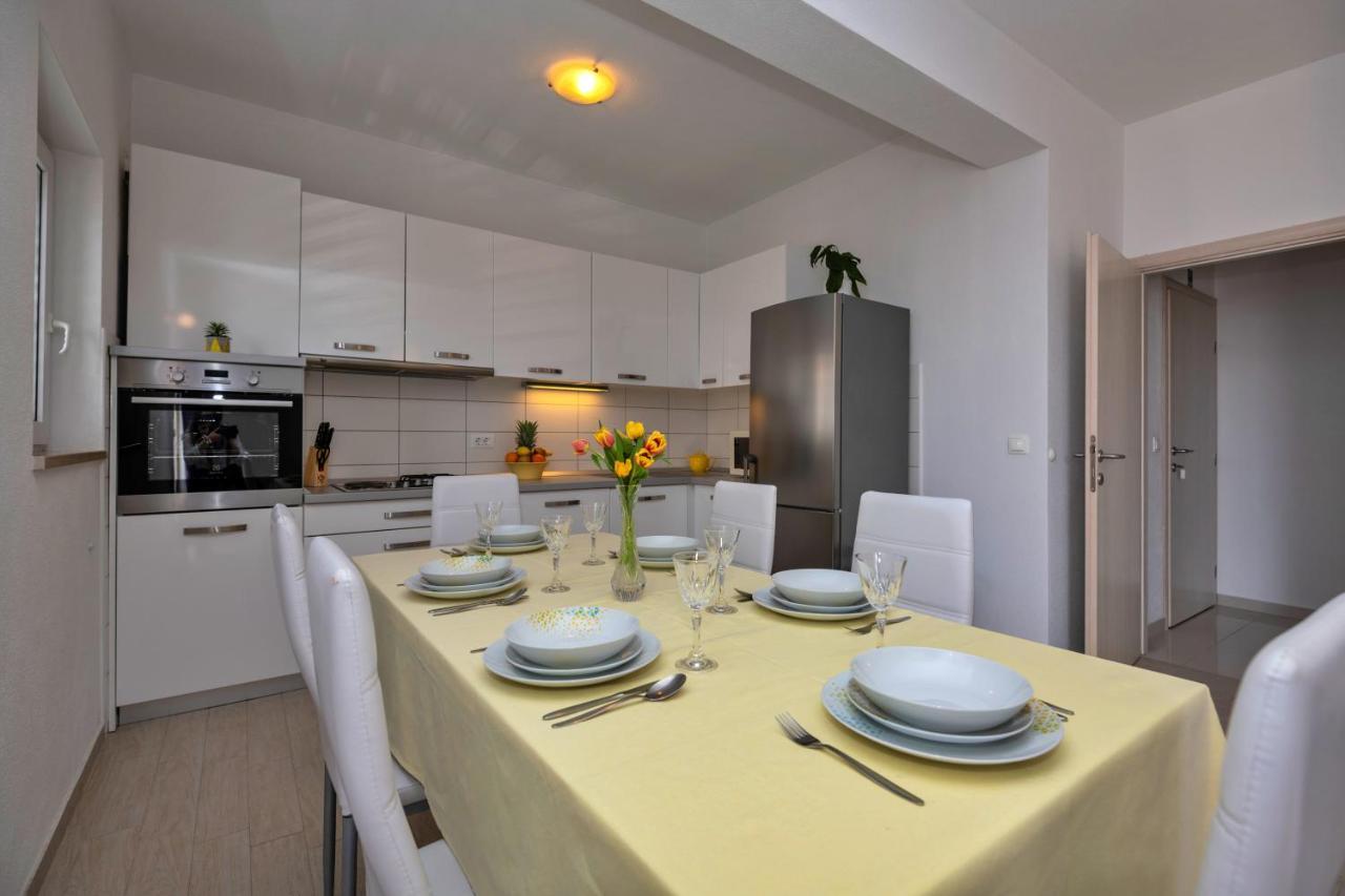 With Big And Free Private Parking Apartament Makarska
